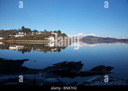 Borth-y-Gest Harbour in inverno con Moelwyn Mawr montagna coperta di neve in distanza vicino a Porthmadog Gwynedd North Wales UK Foto Stock