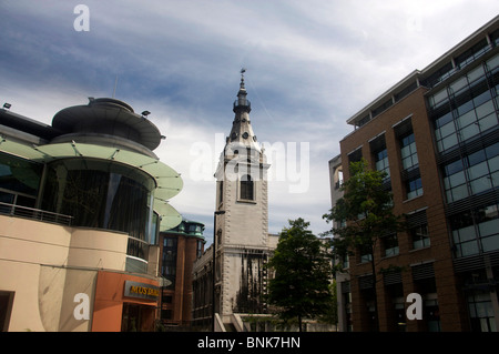 St Nicholas Cole chiesa abbaziale e moderni edifici adibiti a ufficio città di Londra Inghilterra REGNO UNITO Foto Stock