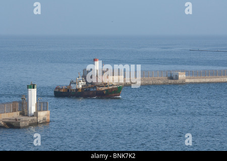 Africa, Senegal, a Dakar. La città capitale di Dakar, locale barca da pesca di entrare nella zona portuale. Foto Stock