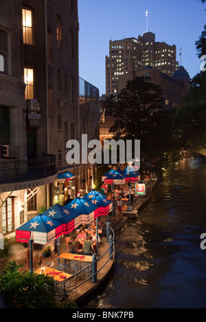 Persone di mangiare al ristorante sul fiume San Antonio a piedi al crepuscolo Texas USA Foto Stock