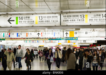 Segni di confondere in Shinjuku la stazione della metropolitana di Tokyo, Giappone Foto Stock
