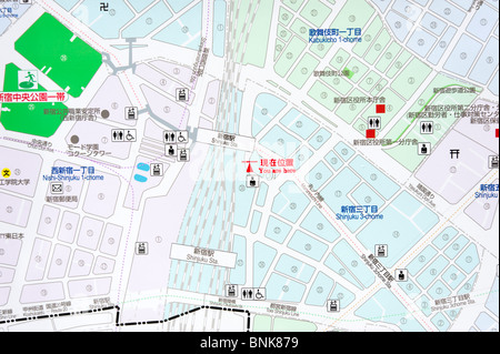 Mappa stradale del quartiere di Shinjuku mostra siete qui in inglese e in giapponese, Tokyo, Giappone Foto Stock