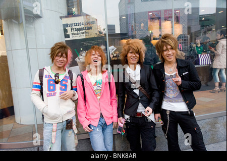 Gli uomini alla moda con tinte capelli arancione appendere fuori a Shibuya, Tokyo, Giappone Foto Stock
