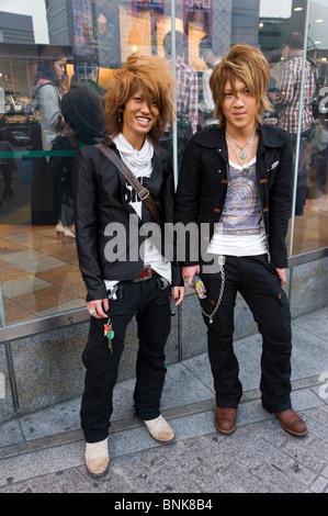 Alla moda di giovani uomini con tinte capelli arancione appendere fuori a Shibuya, Tokyo, Giappone Foto Stock