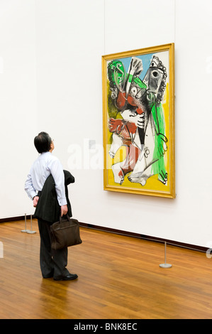 Imprenditore guardando alla pittura di Picasso nel Museo Nazionale di Arte Occidentale, Tokyo, Giappone Foto Stock