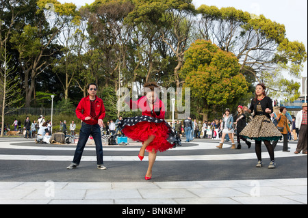 Ballerini Roller-Zoku a Yoyogi Park nel quartiere Harajuku, Tokyo, Giappone Foto Stock