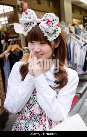 Lolita girl su Takeshita Dori in Harajuku, Tokyo, Giappone Foto Stock