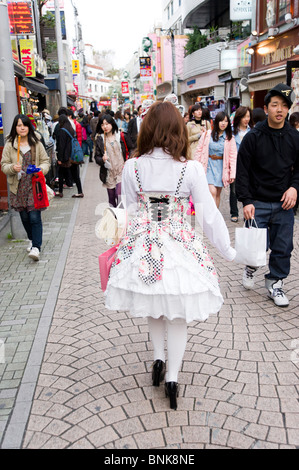 Lolita girl su Takeshita Dori in Harajuku, Tokyo, Giappone Foto Stock