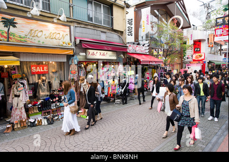 People shopping sulla Takeshita Dori in Harajuku, Tokyo, Giappone Foto Stock