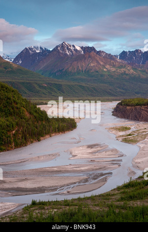 La Matanuska fiume scorre attraverso l'Alaska con il Chugach Mountains come sfondo Foto Stock