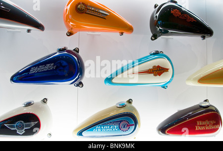 Harley Davidson i serbatoi di gas sul display a Harley Davidson Museum a Milwaukee nel Wisconsin. Foto Stock
