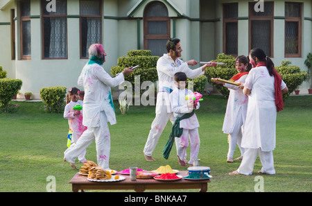 Famiglia celebra Holi Foto Stock