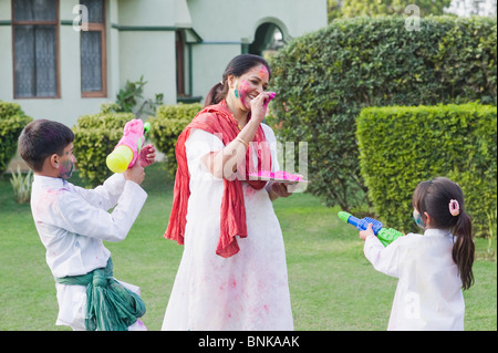 Famiglia celebra Holi Foto Stock