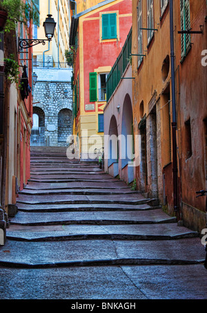 Scena di strada in la Vieille Ville (città vecchia) parte di Nizza sulla Costa Azzurra (Cote d'Azur) Foto Stock