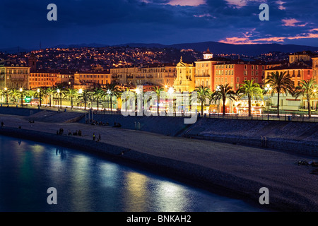 Serata presso la spiaggia di fronte al Promenade des Anglais di Nizza sulla Costa Azzurra (Cote d'Azur) Foto Stock