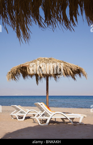 Lettini per prendere il sole su una spiaggia egiziano Foto Stock