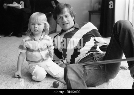 Snooker player Alex Higgins con sua figlia Lauren 19/3/83 Foto Stock