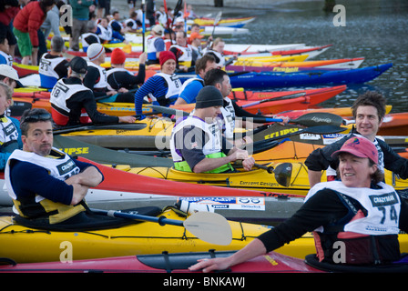 Inizio della gara Kayak, Giorni Bay, Eastbourne, Wellington, Isola del nord, Nuova Zelanda Foto Stock