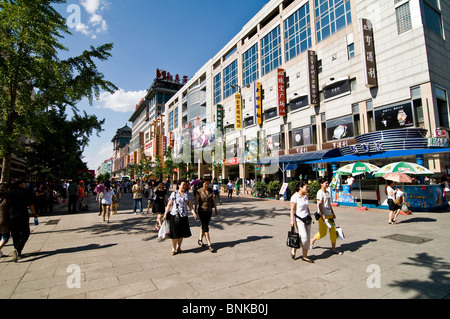 La strada dello shopping di Wangfujing di Pechino. Foto Stock