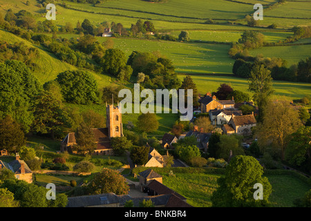 Una bella serata a inizio estate guardando in giù sul villaggio di Corton Denham, Somerset, Regno Unito sul confine Dorset-Somerset Foto Stock