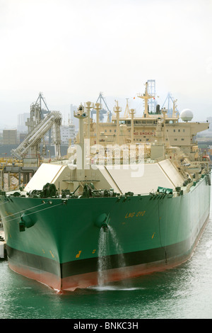 Lng oyo scaricando il gas naturale liquefatto carico al terminale di Barcellona Foto Stock