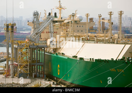 Lng oyo scaricando il gas naturale liquefatto carico al terminale di Barcellona Foto Stock