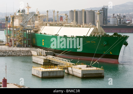 Lng oyo scaricando il gas naturale liquefatto carico al terminale di Barcellona Foto Stock