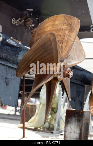 Elica di poppa di powerboat cantiere a Cannes Francia Foto Stock