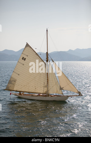 Yacht privato vela off Cannes durante il Festival di Cannes 2010 Foto Stock