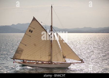 Yacht privato vela off Cannes durante il Festival di Cannes 2010 Foto Stock