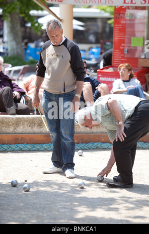 Il gioco francese di "boules" ha suonato presso il lungomare esplanade a Cannes Francia Foto Stock