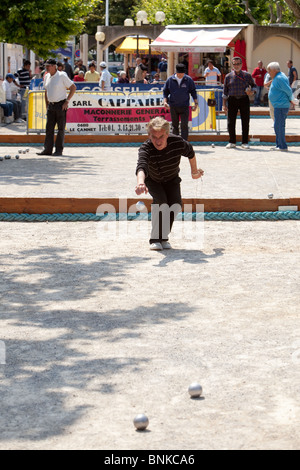 Il gioco francese di "boules" ha suonato presso il lungomare esplanade a Cannes Francia Foto Stock