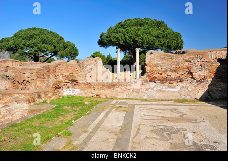 Antico Mondo antico antichità sito archeologico Archeologia Archeologia TERME LE TERME DI NETTUNO cielo blu giorno europa diurna Foto Stock