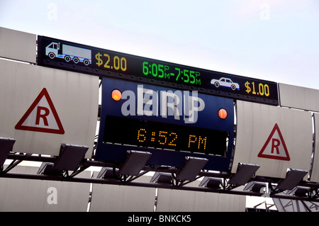 Gantry ERP electronic road pricing toll collection schema precedente arteria stradale in downtown area centrale di Singapore, Asia Foto Stock