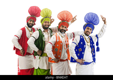 Gli uomini di religione sikh dancing Foto Stock