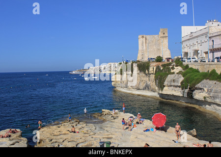 La Torre di Wignacourt, costruito 1610, protezioni l'entrata della Baia di San Paolo è il più grande della catena di castelli intorno alla costa maltese Foto Stock