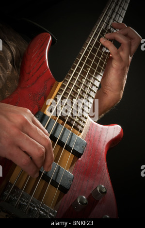 Bass Guitar line basslines stringa chitarre con corde giocatore giocare Giocare uomo musica musicista musicisti rock del braccio strumento musicale ins Foto Stock