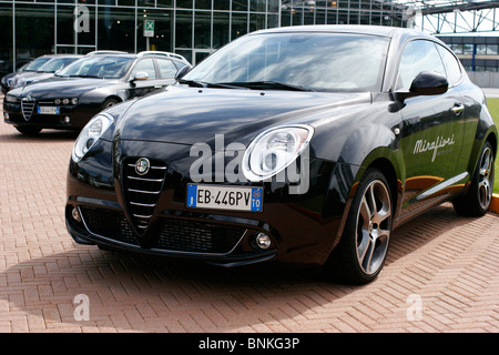 Alfa Romeo automobili nella parte anteriore della Fiat Mirafiori Motor Village. Torino, Italia. Foto Stock