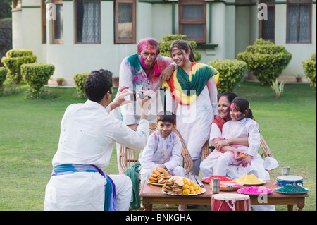 L uomo riprese la sua famiglia con una videocamera su Holi Foto Stock