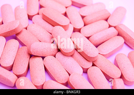 Un mucchio di allentato pillole rosa Foto Stock