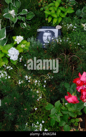 Tomba di Helmut Newton, cimitero comunale Friedhof Stubenrauchstrasse, Schoeneberg, quartiere Friedenau, Berlino, Germania, Europa Foto Stock