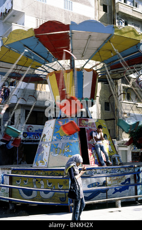 Sedia-O-piani ad un luna park su Midan Maseged (Moschea Square) nel centro di Alessandria. Foto Stock