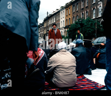 Musulmano radicale chierico Abu Hamza predica ai seguaci al di fuori di Finsbury Park moschea a Londra. Foto Stock