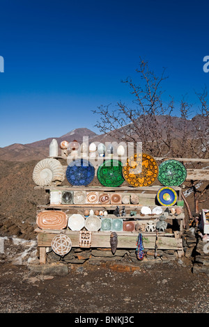 Negozio di articoli da regalo che vende ceramiche e fossili vicino all'autostrada N9 vicino a Taddert, High Atlas Mountains, Marocco Foto Stock
