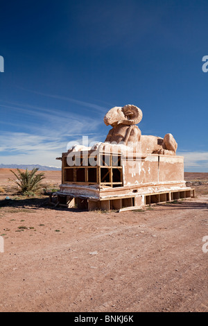 Atlas Corporation Studios che mostra la statua di RAM egizia usata nel film 'Astérix et Obélix - Mission Cléopâtre', Ouarzazate, Marocco Foto Stock