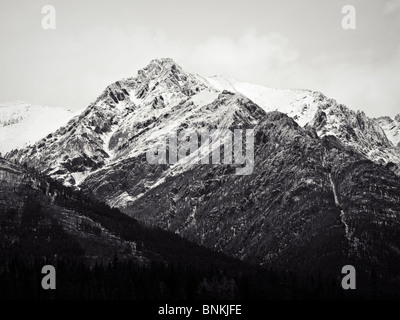 Le montagne della gamma Sawback lungo il Bow Valley. Il Parco Nazionale di Banff Alberta Canada Foto Stock