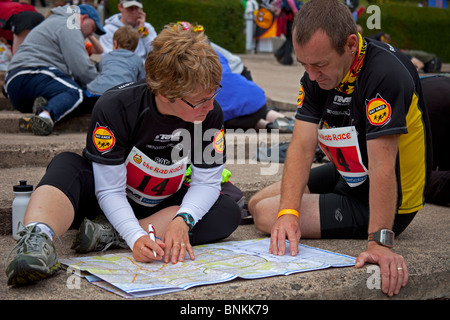 Femmina Maschio gara ratto concorrenti esaminare la mappa del percorso, Edimburgo Scozia UK Europa Foto Stock