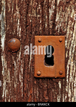 Vecchio arrugginito keyhole borchia - Francia. Foto Stock