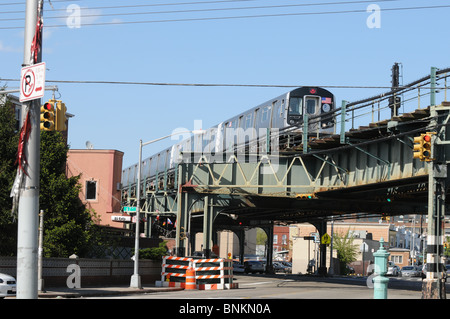 Metropolitana sopraelevata di treno che viaggia su una strada di Brooklyn New York STATI UNITI D'AMERICA Foto Stock