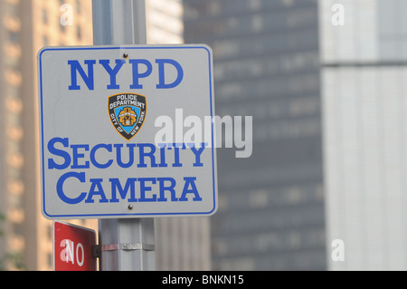 Un cartello stradale di informazioni come la presenza di telecamere di sicurezza in Manhattan New York City USA Foto Stock